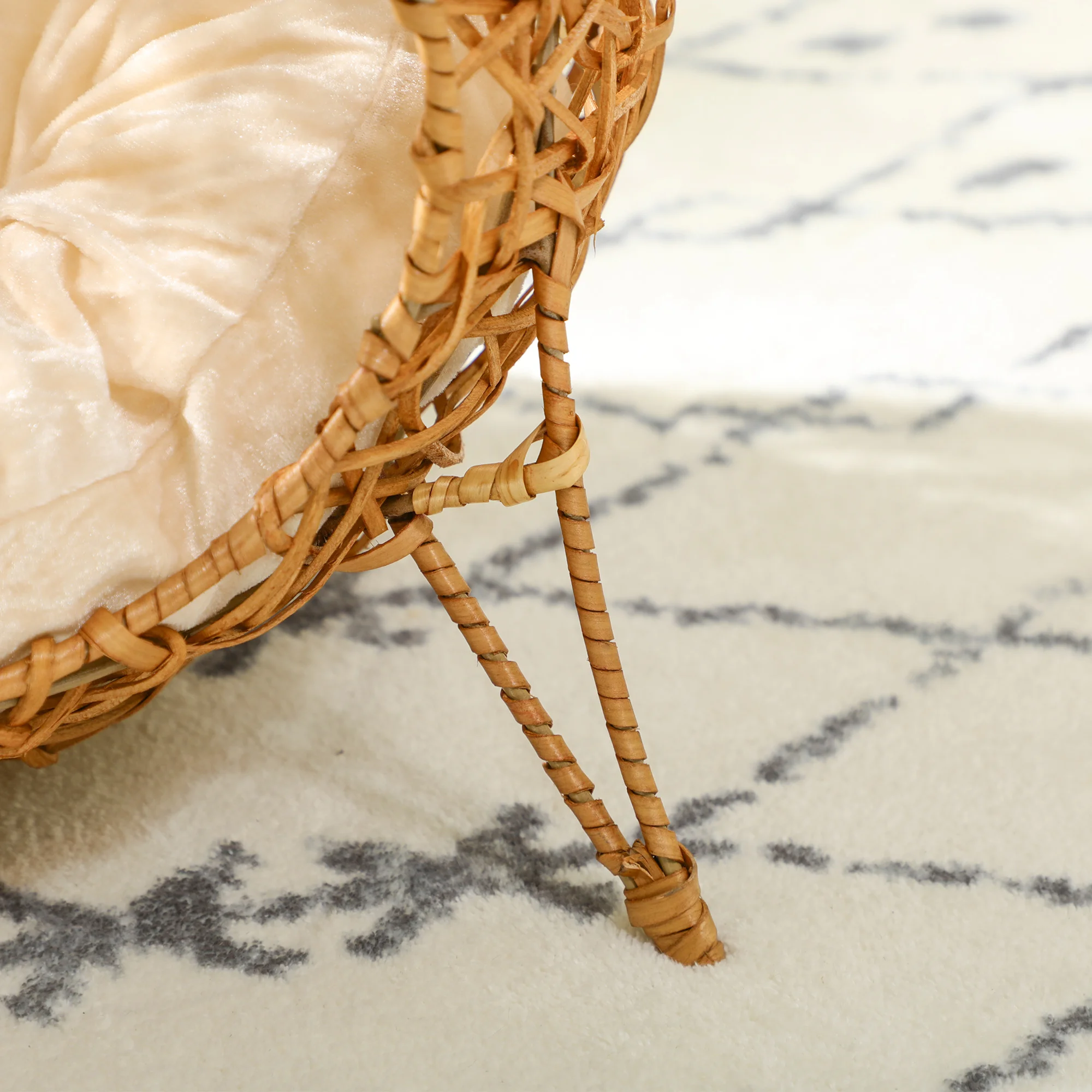 Lit rotin surélevé avec coussin doux et cachette chaton – Image 4