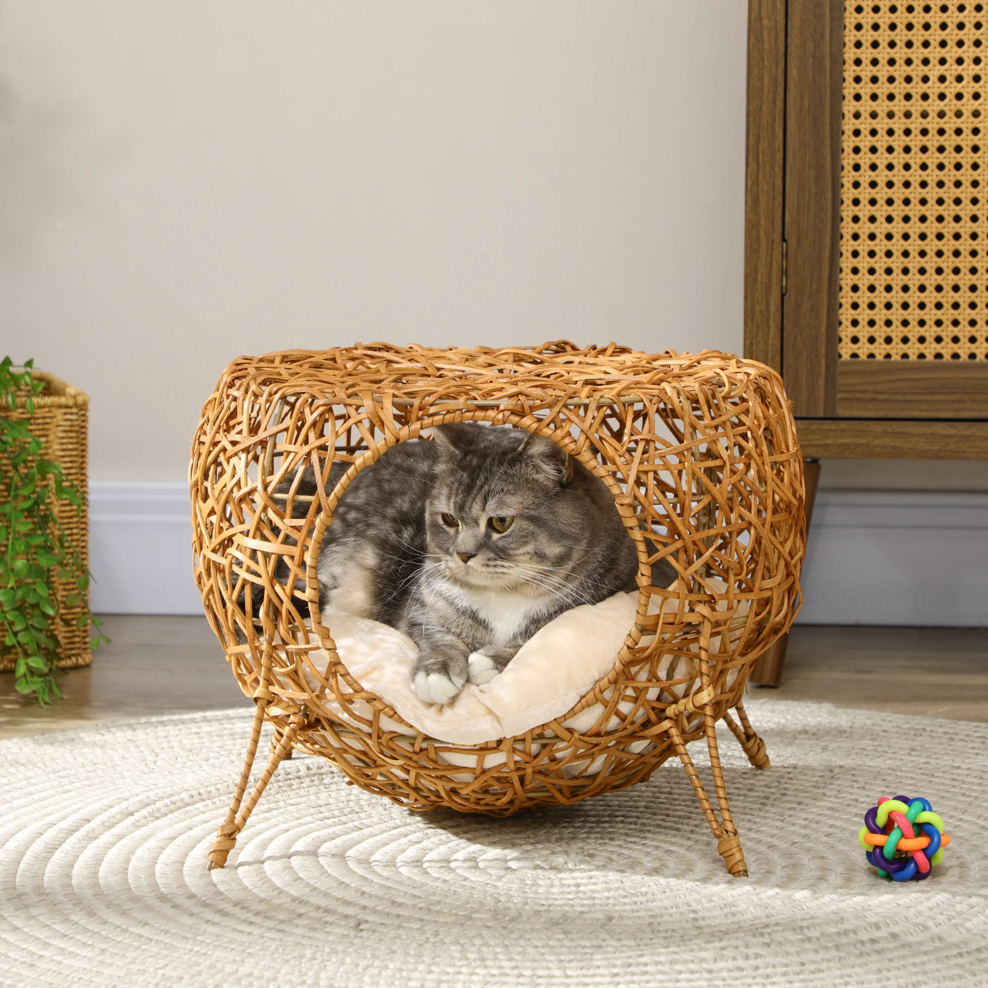 Lit rotin surélevé avec coussin doux et cachette chaton