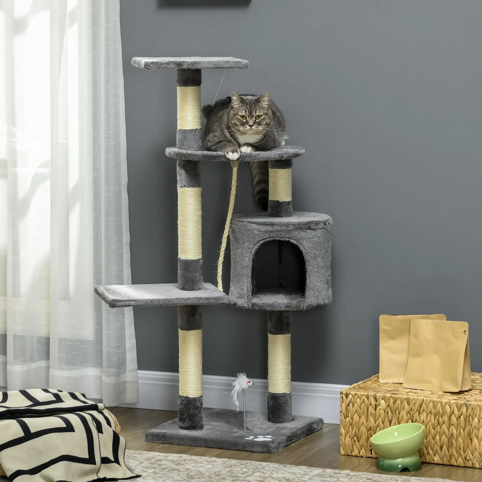 Arbre à chat cheminée avec niche et jouets suspendus